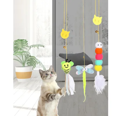 Foto do anúncio: Brinquedo para Gato Interativo Lagarta com Pena Sino e Corda para Pendurar em Porta Teto Divertido LR-0181